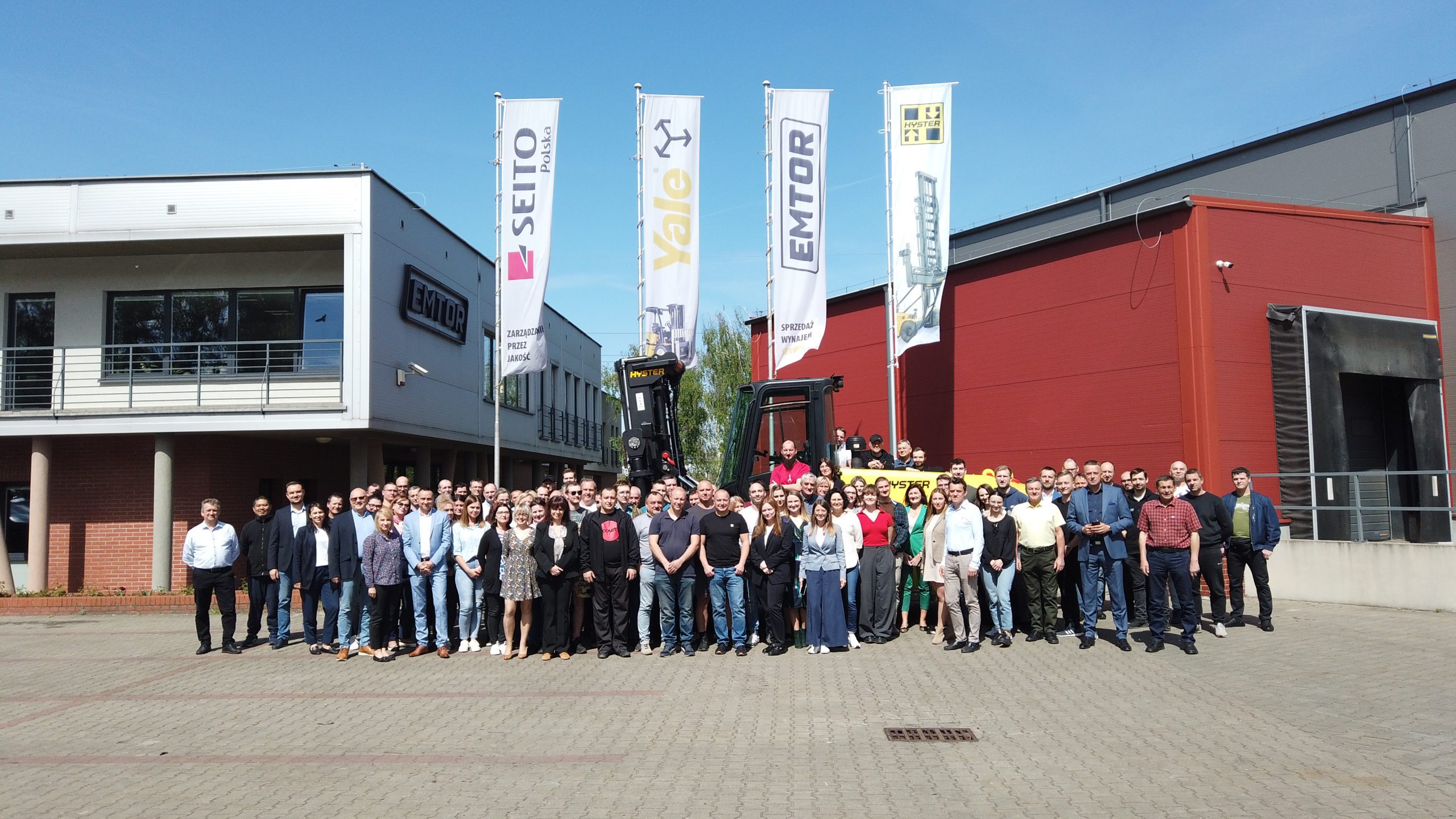 Zdjęcie przed centralą Emtor w Toruniu z ceremonii wciągnięcia flagi Hyster